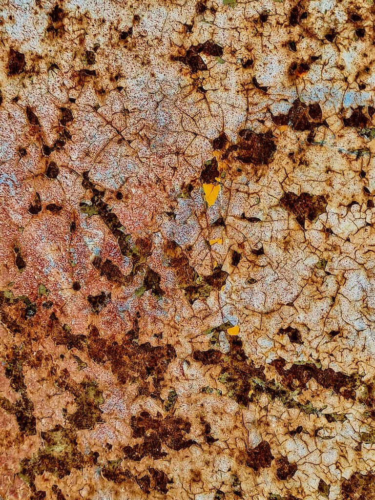 Abblätternde blaue Farbe mit Rost